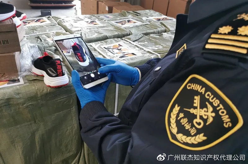 圖為：關員對侵權運動鞋進行查驗  都業良/攝