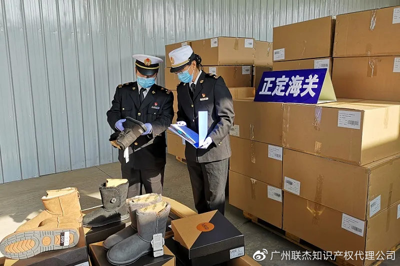 圖為：正定海關關員查扣涉嫌侵犯知識產權（quán）貨物    趙赴/攝